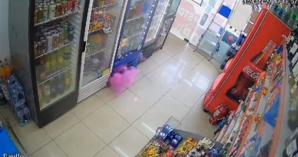 Prenden bengalas en comercios para robar