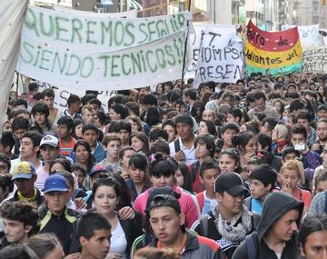 Estudiantes secundarios se movilizan contra la reforma curricular