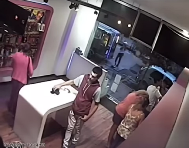 Robó dos parlantes en segundos en Mar del Plata