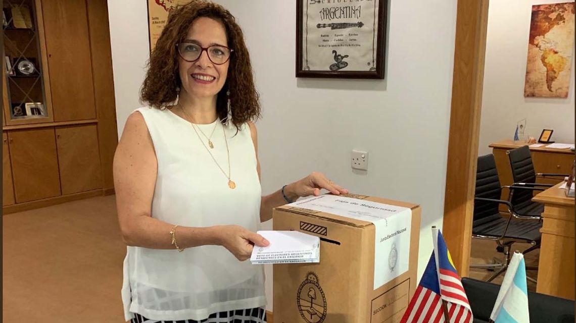 Casi 400 mil argentinos votan en el exterior desde hace 21