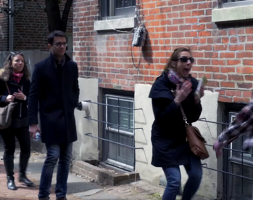 Una horda de zombies ataca a transeúntes