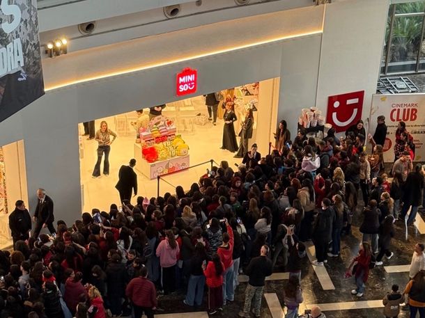 Boom de público en una tienda china del shopping de Saavedra: descuentos y show de K4OS