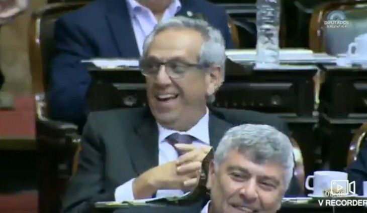 La UCR también criticó a Mauricio Macri por vacunarse en Miami