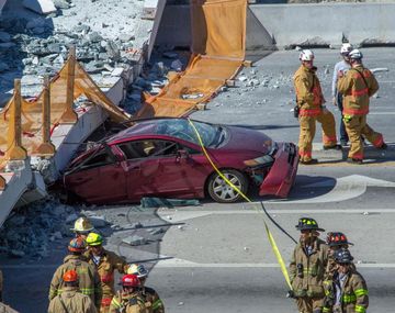 El brutal derrumbe del puente en Miami