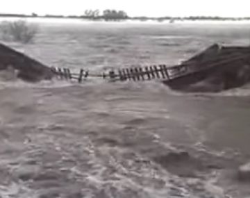 Impactantes imágenes de la caída del puente ferroviario