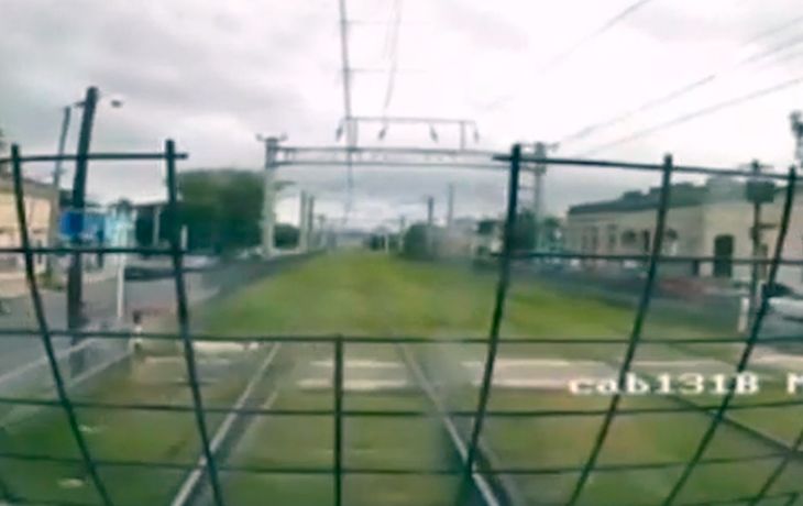 VIDEO: una formación del tren Roca frenó de emergencia para no atropellar a cuatro nenes