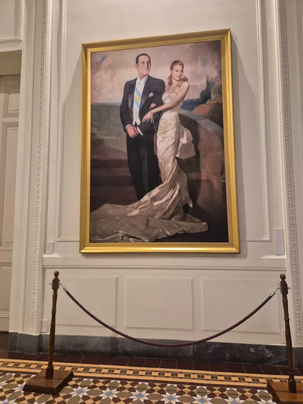 El Gobierno ordenó retirar un cuadro de Juan Domingo Perón y Eva Duarte de Casa Rosada. El Gobierno ordenó retirar un cuadro de Juan Domingo Perón y Eva Duarte de Casa Rosada. 
