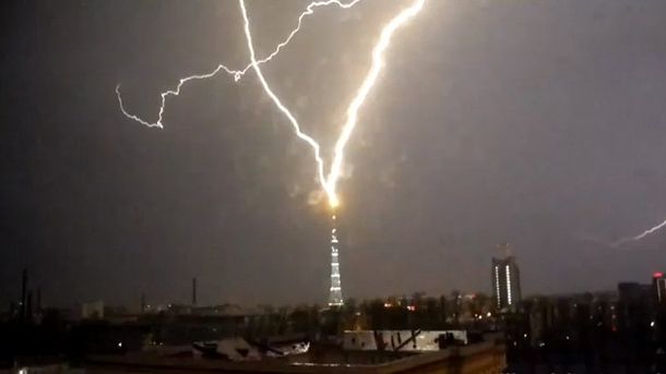 VIDEO: Un gran relámpago cayó sobre una antena de televisión