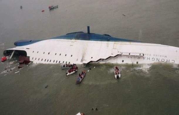 Rescatan a 109 personas de un crucero hundido en Corea del Sur