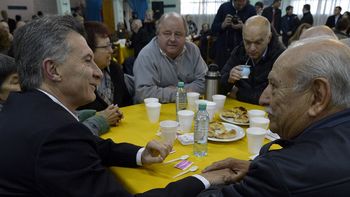 El Presidente Macri en campaña con jubilados El Presidente Macri en campaña con jubilados