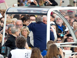 El papa Francisco subió a otro amigo al papamóvil