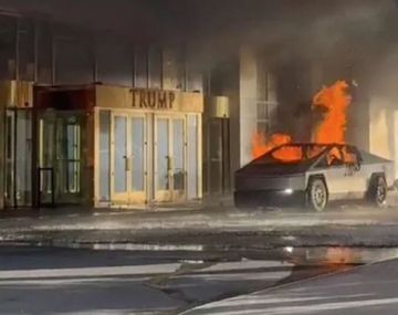 Explotó un auto Tesla en la puerta de una torre Trump e investigan un atentado