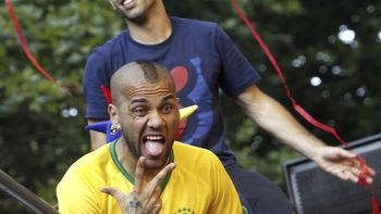 le salen todas: dani alves, que no habia sido convocado, jugara la copa america le salen todas: dani alves, que no habia sido convocado, jugara la copa america