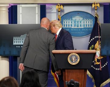 Trump tuvo que ser evacuado de la sala de prensa por un tiroteo cerca de la Casa Blanca