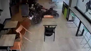 video: robaron una moto y en la huida y se estrellaron contra una estacion de servicio video: robaron una moto y en la huida y se estrellaron contra una estacion de servicio