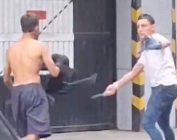 Impactante pelea a cuchillazos en plena calle de Constitución