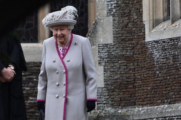 La reina Isabel II está con supervisión médica y preocupa su salud