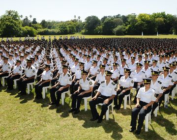 Egresan 10 mil efectivos de la policía