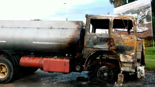 El camión terminó prendido fuego