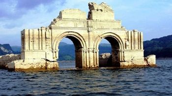 la sequia deja al descubierto una iglesia sumergida en mexico la sequia deja al descubierto una iglesia sumergida en mexico