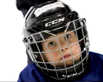 La tierna práctica de hockey sobre hielo de un nene de 4 años que se viralizó