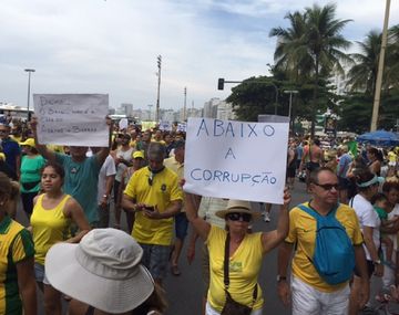 Una multitud protestó contra Rousseff