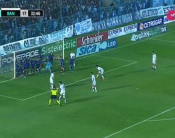 El árbitro del Superclásico y una jugada inédita en Atlético Tucumán-Banfield: ¿era roja?