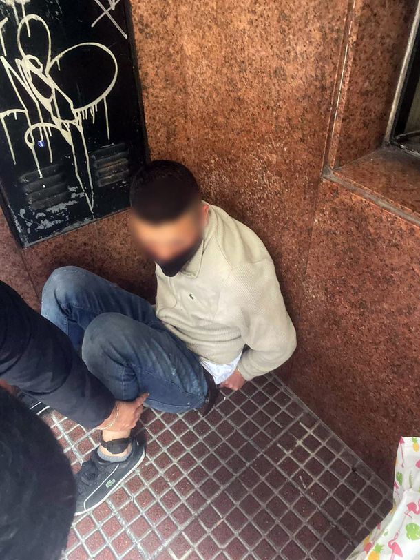El joven tenía una tobillera electrónica y fue detenido tras robar 10.000 dólares