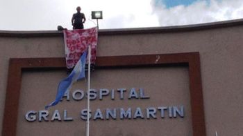 amenazo con tirarse del techo en reclamo de medicacion para su mujer con hiv amenazo con tirarse del techo en reclamo de medicacion para su mujer con hiv