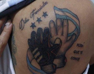 Corrigieron el fallido tatuaje del Dibu Fernández que se hizo una joven