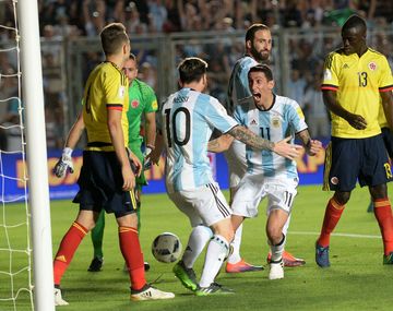 Di María festeja con Messi el tercer gol