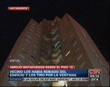 Locura en Mataderos: tiró matafuegos desde un piso 18