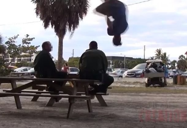 VIDEO: Quiso hacerse el gracioso, saltó sobre dos policías y terminó mal
