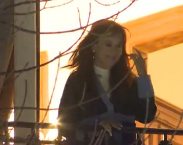 Cristina Kirchner volvió a salir al balcón para saludar a la militancia