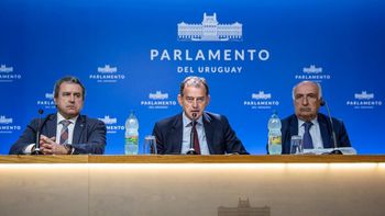 Cabildo Abierto sigue generando tensiones al interior de la coalición del gobierno uruguayo encabezado por Luis Lacalle Pou. Cabildo Abierto sigue generando tensiones al interior de la coalición del gobierno uruguayo encabezado por Luis Lacalle Pou.