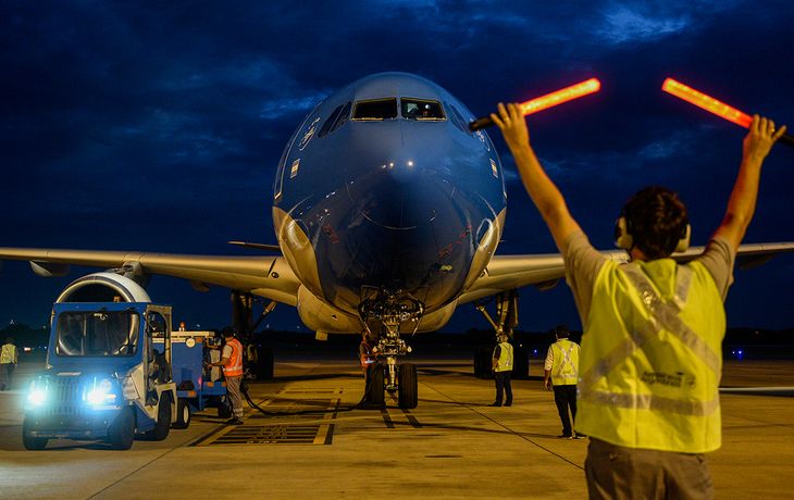 Vuela desde China otro lote con un millón de dosis de la vacuna de Sinopharm