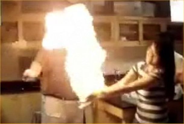 VIDEO: Un profesor de química se prende fuego en medio de la clase