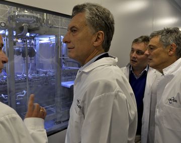 Mauricio Macri en un laboratorio