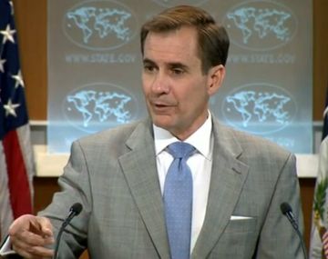 Periodista juega el Pokémon Go en una conferencia