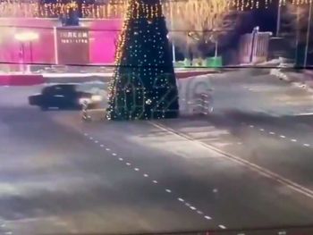 Polémica por un Grinch que derribó un árbol de Navidad en Kazajistán