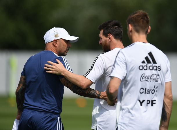 Beso y palmada: el saludo de Sampaoli a Messi por su cumpleaños