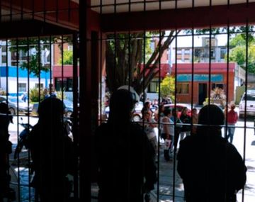 Padres tomaron un jardín y se enfrentan con la policía tras denunciar abusos