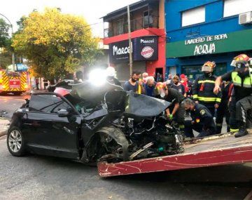 Impresionante choque en Lanús: un auto embistió un poste de luz y murieron dos hermanas