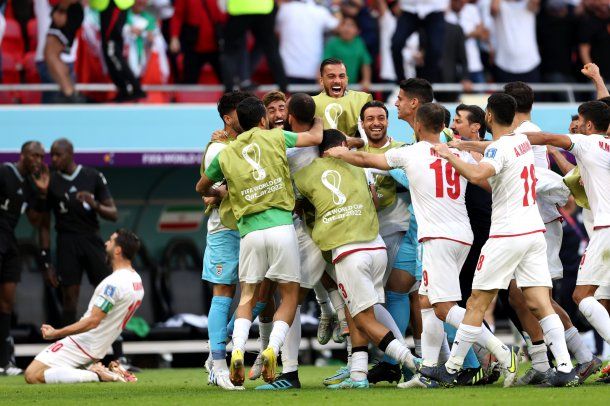 Con dos goles en tiempo de descuento, Irán le ganó a Gales