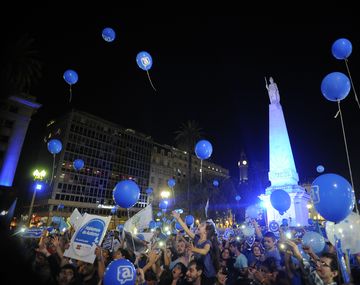 La Plaza de Mayo se tiñó de azul por el autismo