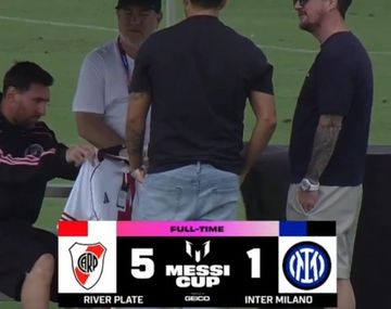 La llamativa reacción de Messi al recibir una camiseta de River como regalo