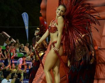 Esta es Camila a quien se le cayó parte de la carroza encima