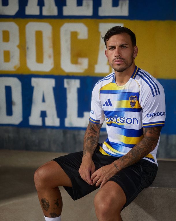 Leandro Paredes con la nueva camiseta de Boca