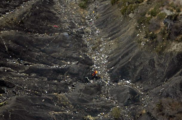 Vuelo 9525: investigador afirma que un piloto quedó fuera de la cabina