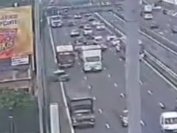 video: auto perdio el control, cruzo la 25 de mayo y fue evacuado en helicoptero video: auto perdio el control, cruzo la 25 de mayo y fue evacuado en helicoptero